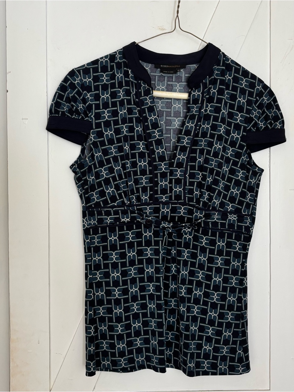 BCBGMAXAZRIA XS Geometric Print V-Neck Tie Waist Top
